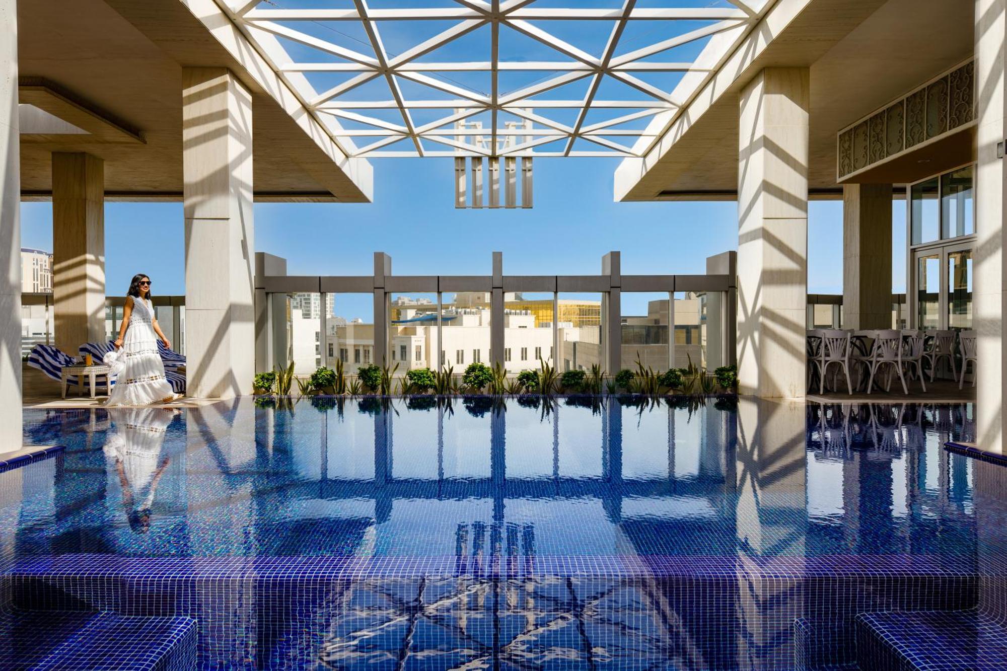 Millennium Place ドーハ エクステリア 写真 The rooftop pool at the Four Seasons Hotel, Cairo