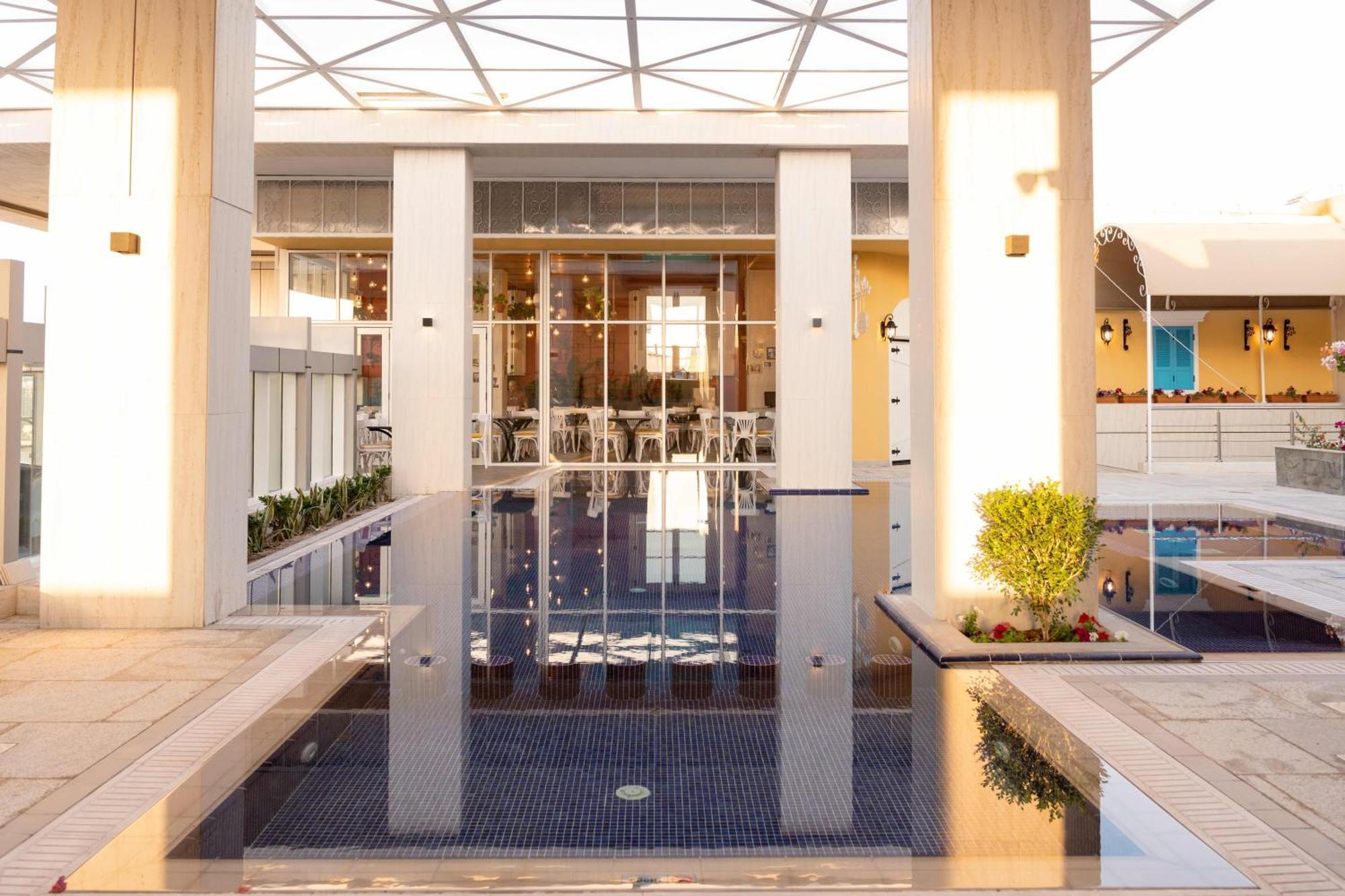 Millennium Place ドーハ エクステリア 写真 The fountain at the entrance of the hotel