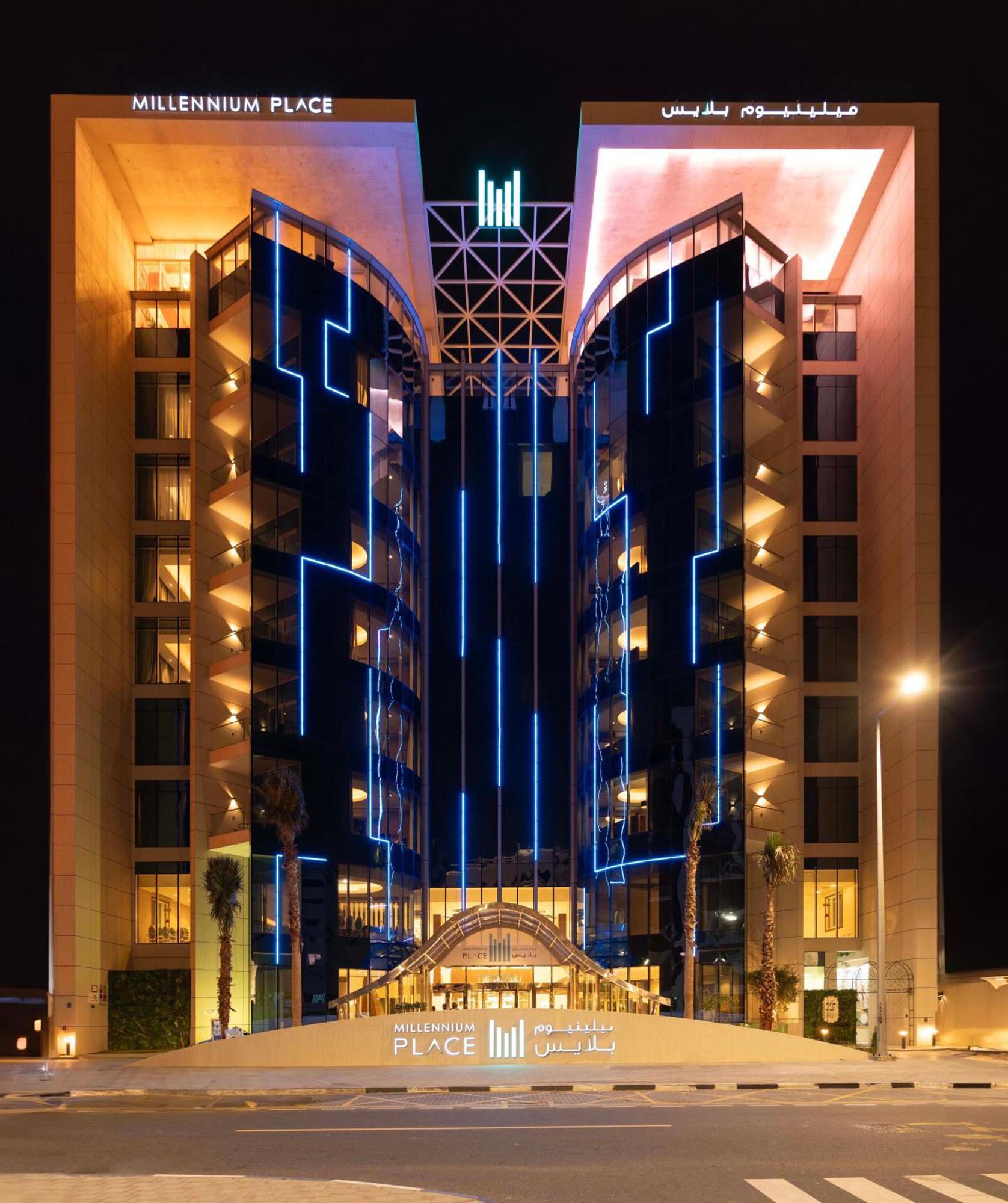 Millennium Place ドーハ エクステリア 写真 The hotel at night