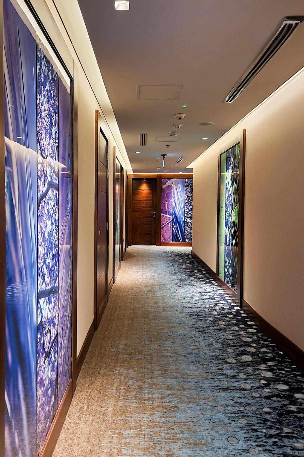 Millennium Place ドーハ エクステリア 写真 A corridor at the hotel